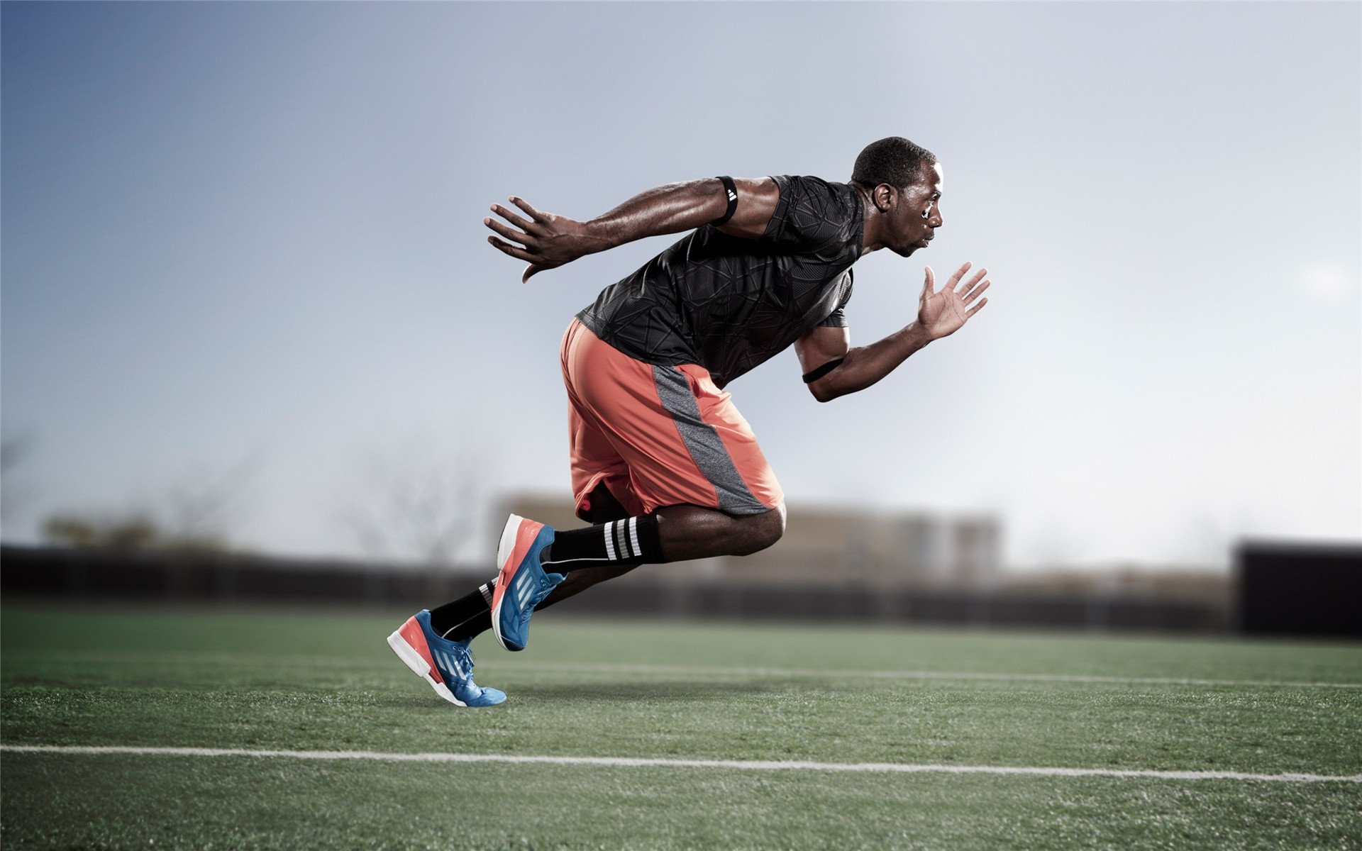 拜仁利用高位控球压制对手进攻，拜仁打法